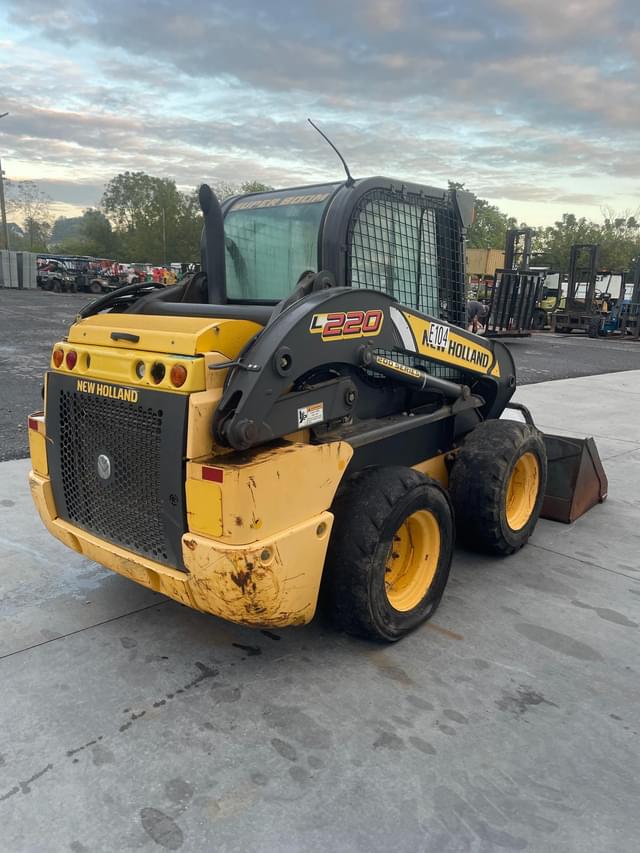 Image of New Holland L220 equipment image 2