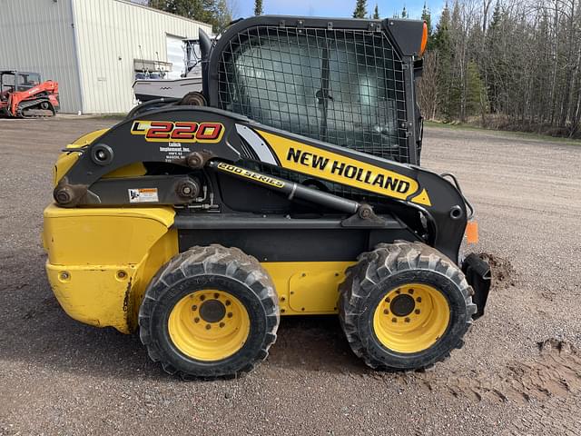 Image of New Holland L220 equipment image 4