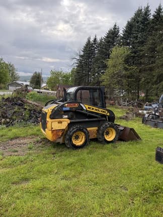 Image of New Holland L220 equipment image 2