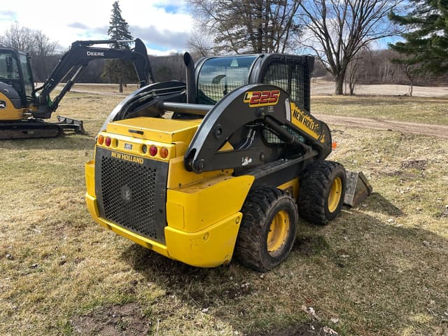 Image of New Holland L225 equipment image 4