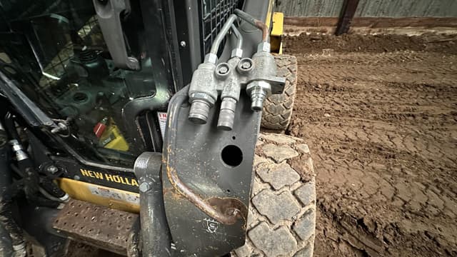 Image of New Holland L228 equipment image 2