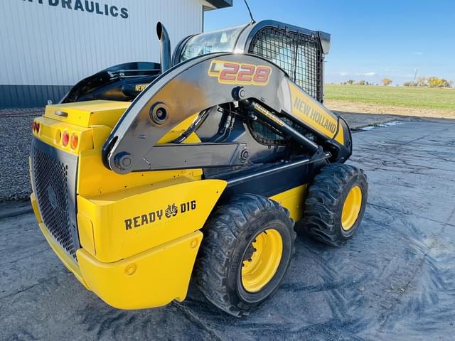 Image of New Holland L228 equipment image 3