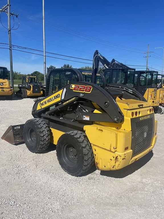 Image of New Holland L228 equipment image 3