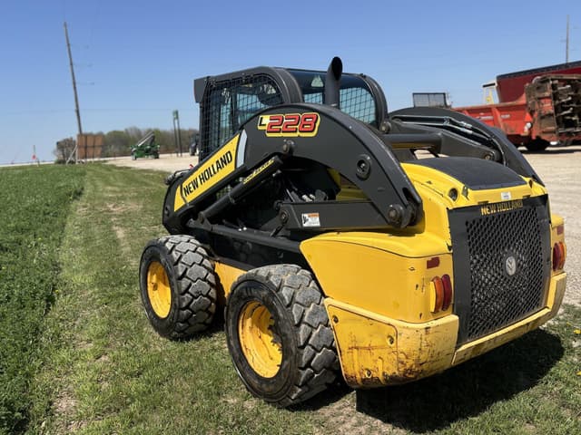 Image of New Holland L228 equipment image 3