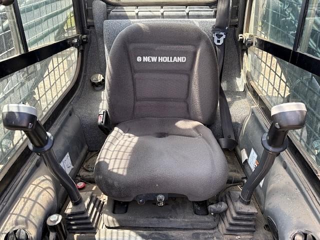 Image of New Holland L230 equipment image 4