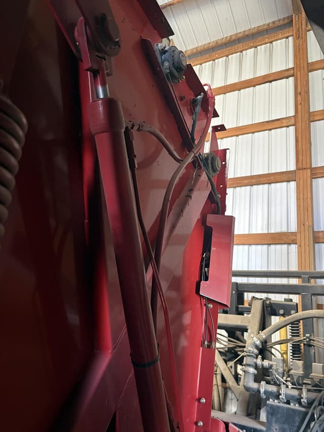 Image of New Holland RB560 Specialty Crop equipment image 4