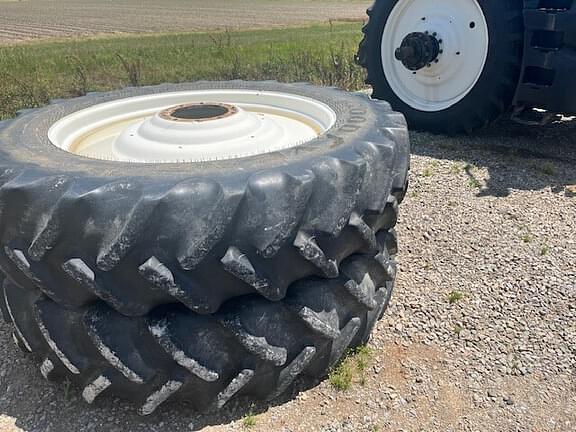 Image of New Holland T8.350 equipment image 3