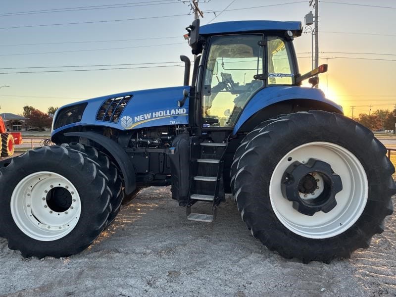 2015 New Holland T8.330 Equipment Image0