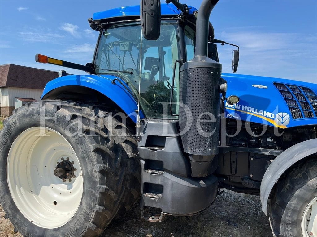 2015 New Holland T8.320 Equipment Image0