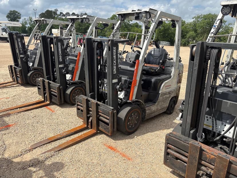 NISSAN フォークリフト ホワイト　ガソリンまたガス 2015 Nissan MCP1F2A25LV Lot No. 2092 Construction For Sale with