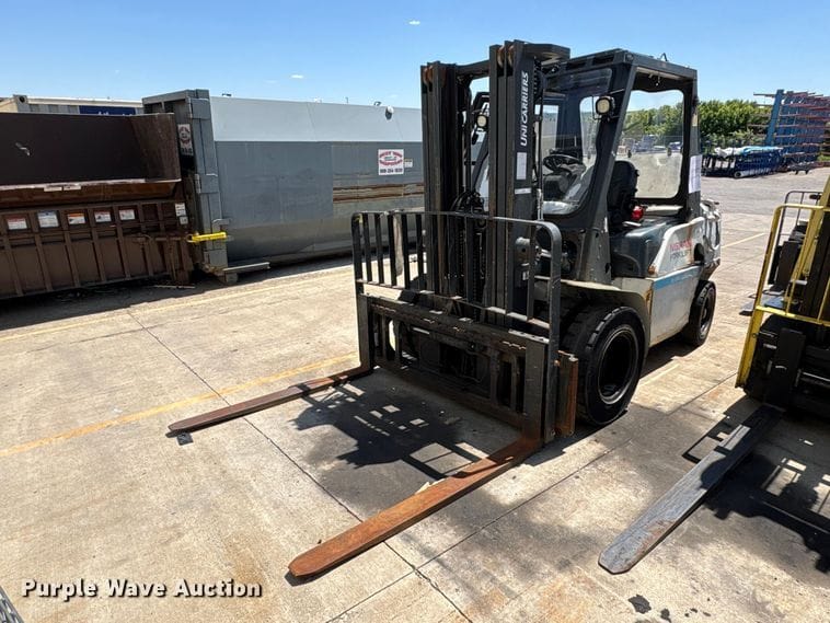 2015 Nissan 90 Equipment Image0