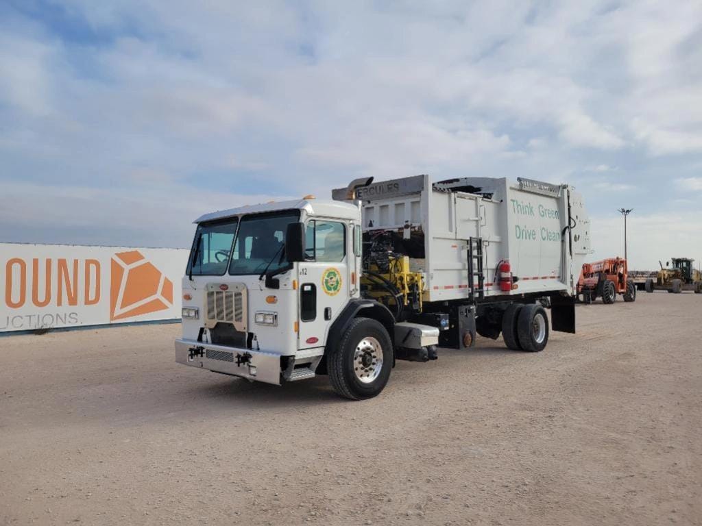 2015 Peterbilt 320 Equipment Image0