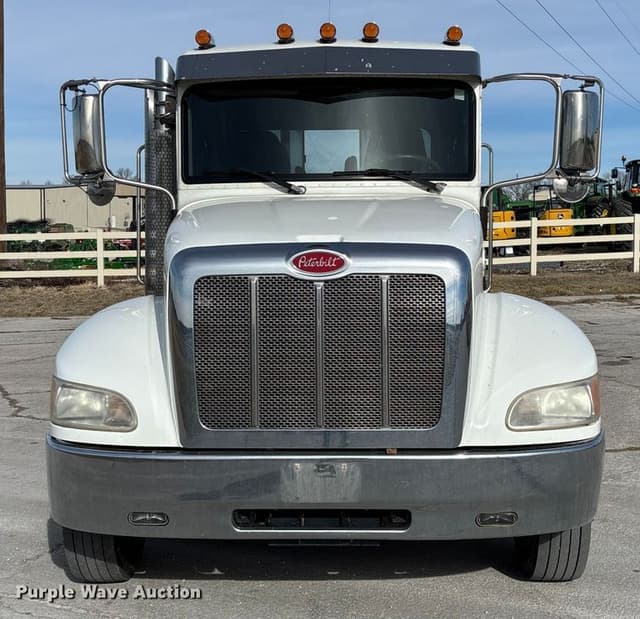 Image of Peterbilt 330 equipment image 1