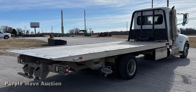 Image of Peterbilt 330 equipment image 4