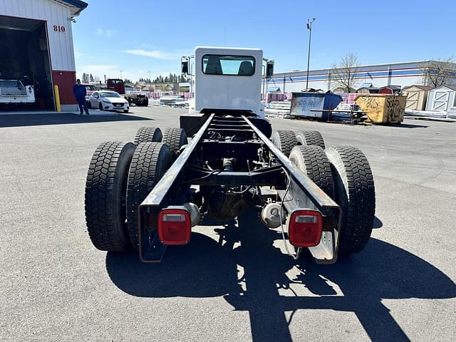 Image of Peterbilt 337 equipment image 4