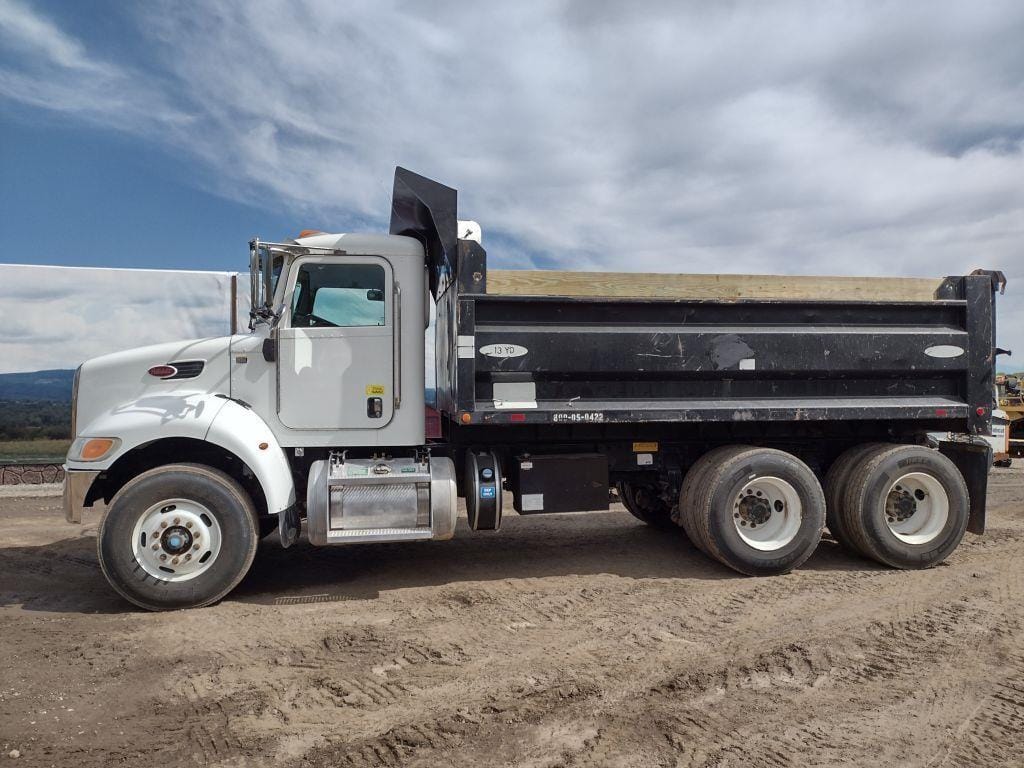 2015 Peterbilt 348 Equipment Image0