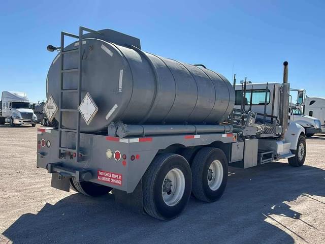 Image of Peterbilt 348 equipment image 2