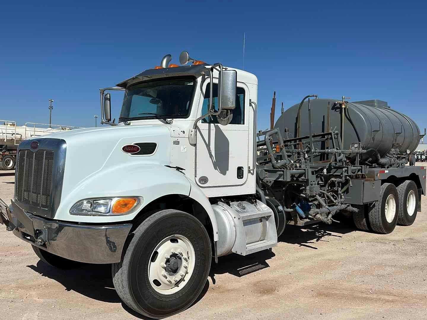 Main image Peterbilt 348
