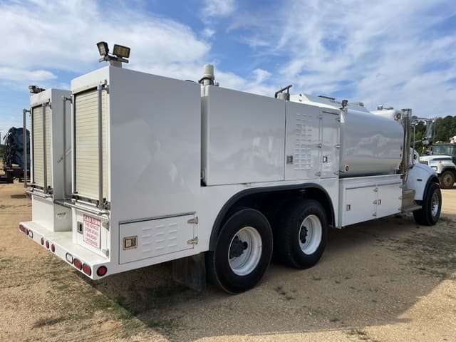 Image of Peterbilt 348 equipment image 2