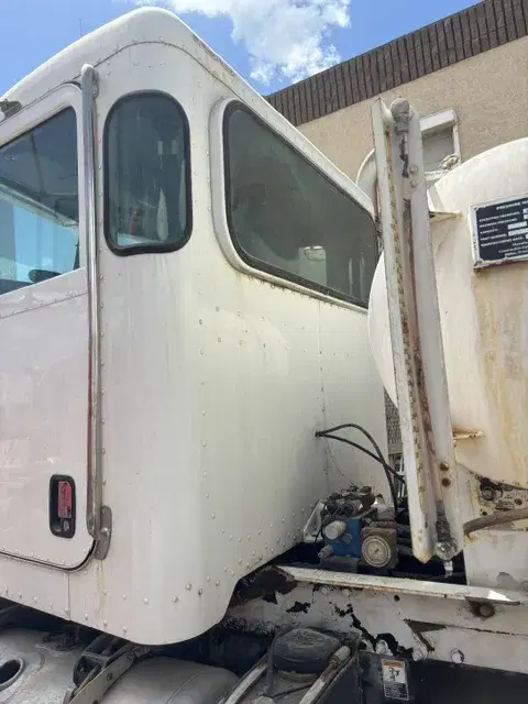 Image of Peterbilt 365 equipment image 4