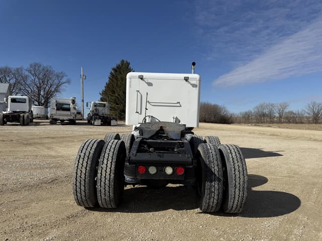 Image of Peterbilt 365 equipment image 3