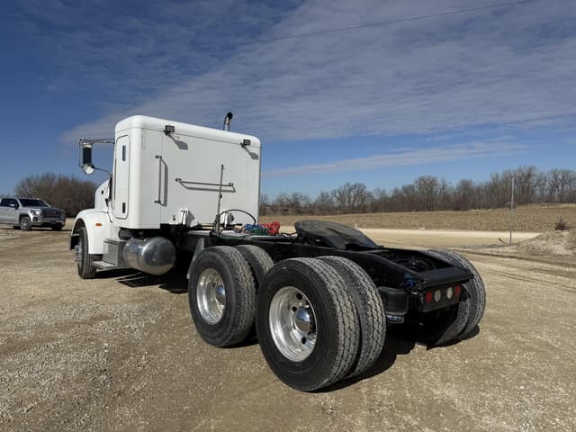 Image of Peterbilt 365 equipment image 2