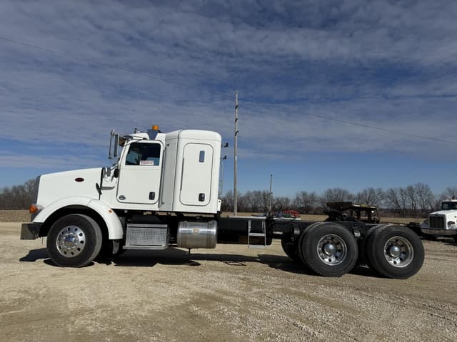Image of Peterbilt 365 equipment image 1