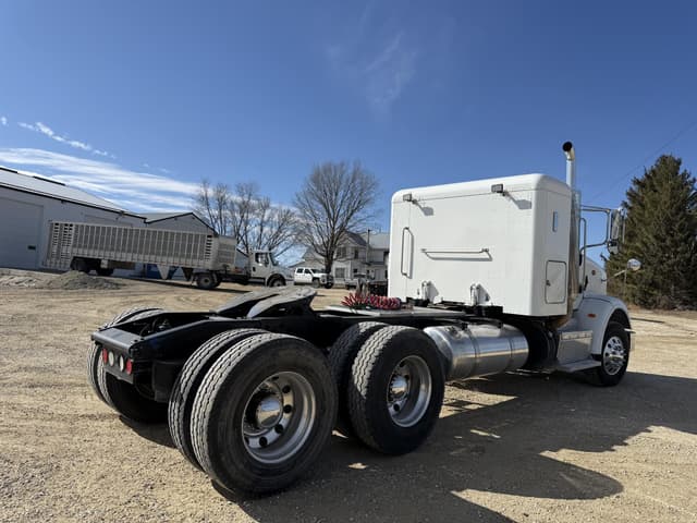 Image of Peterbilt 365 equipment image 4