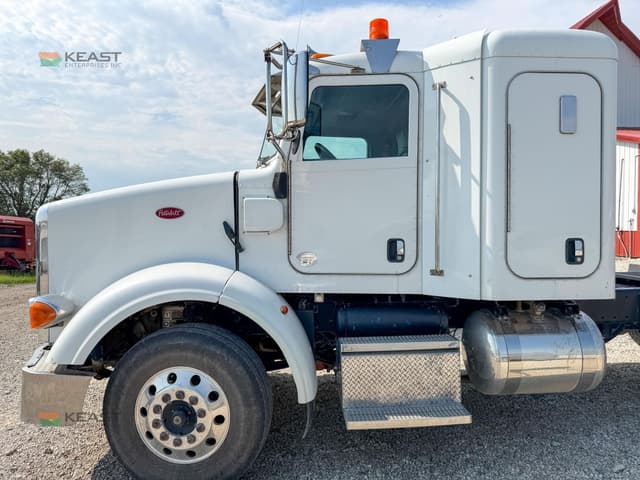 Image of Peterbilt 365 equipment image 2
