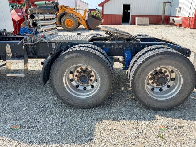 Image of Peterbilt 365 equipment image 4