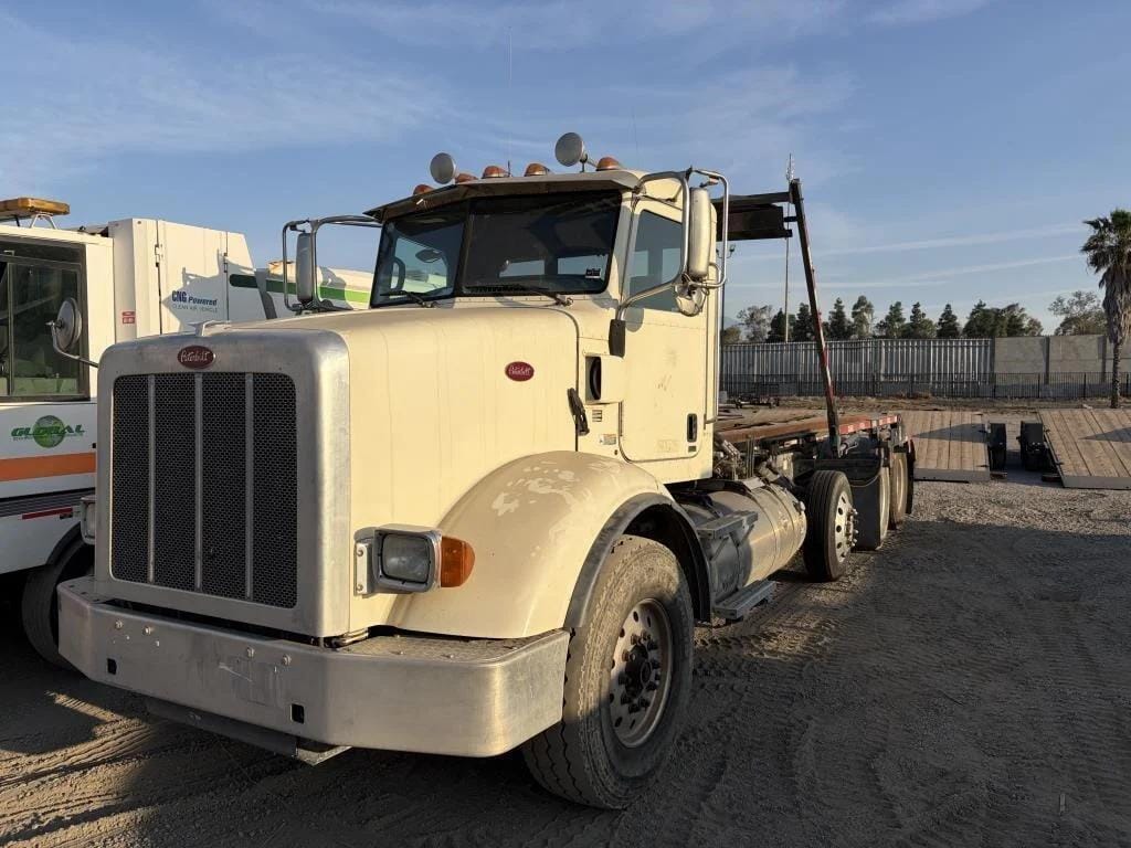 2015 Peterbilt 365 Equipment Image0