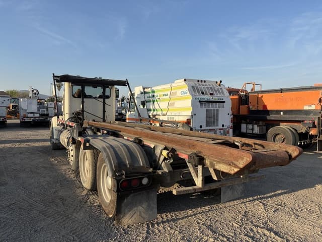 Image of Peterbilt 365 equipment image 3