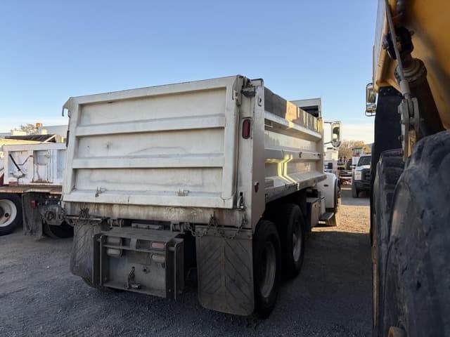 Image of Peterbilt 365 equipment image 2