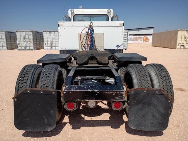 Image of Peterbilt 365 equipment image 2