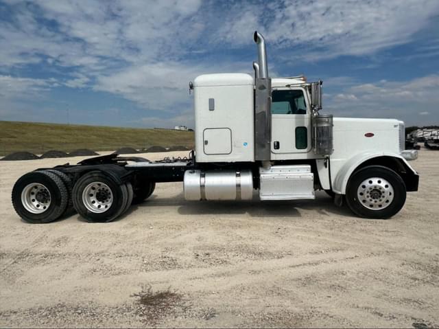 Image of Peterbilt 389 equipment image 3