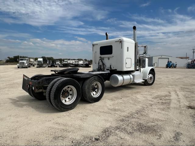 Image of Peterbilt 389 equipment image 4