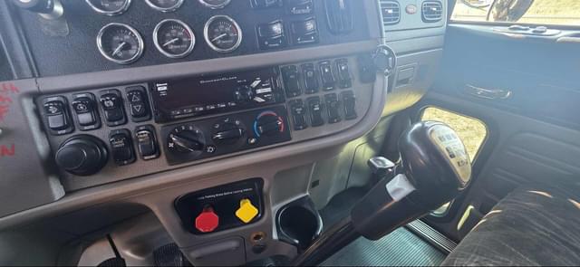 Image of Peterbilt 389 equipment image 2
