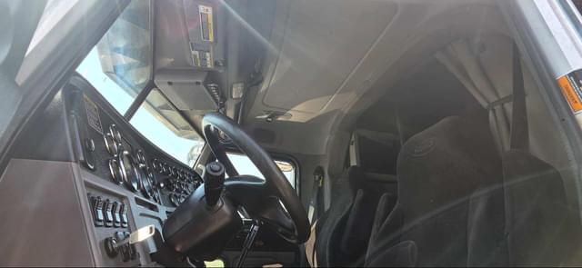 Image of Peterbilt 389 equipment image 3