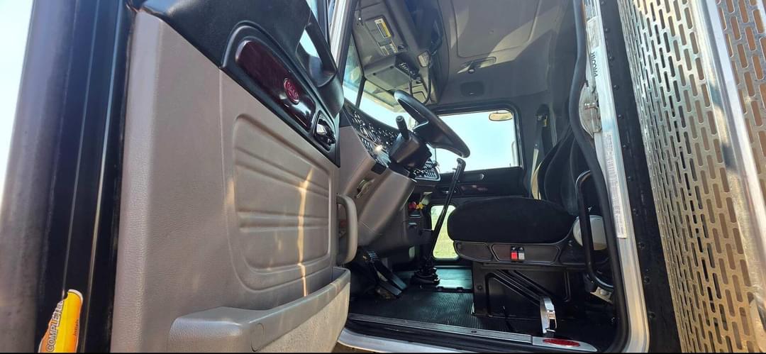 Image of Peterbilt 389 Primary image