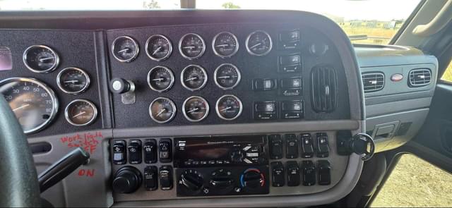 Image of Peterbilt 389 equipment image 1