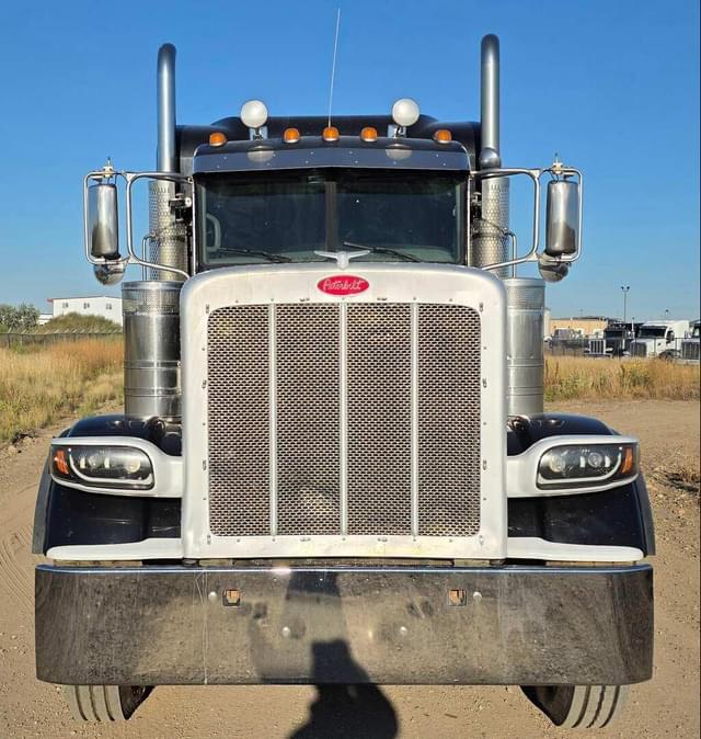 Image of Peterbilt 389 equipment image 3