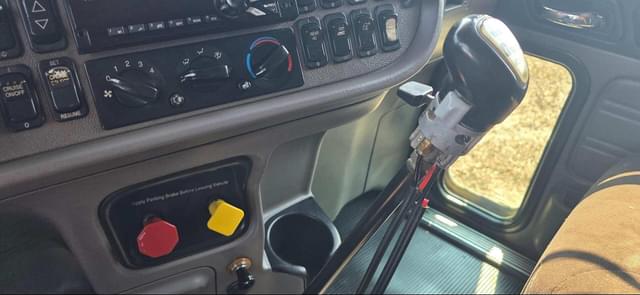Image of Peterbilt 389 equipment image 4