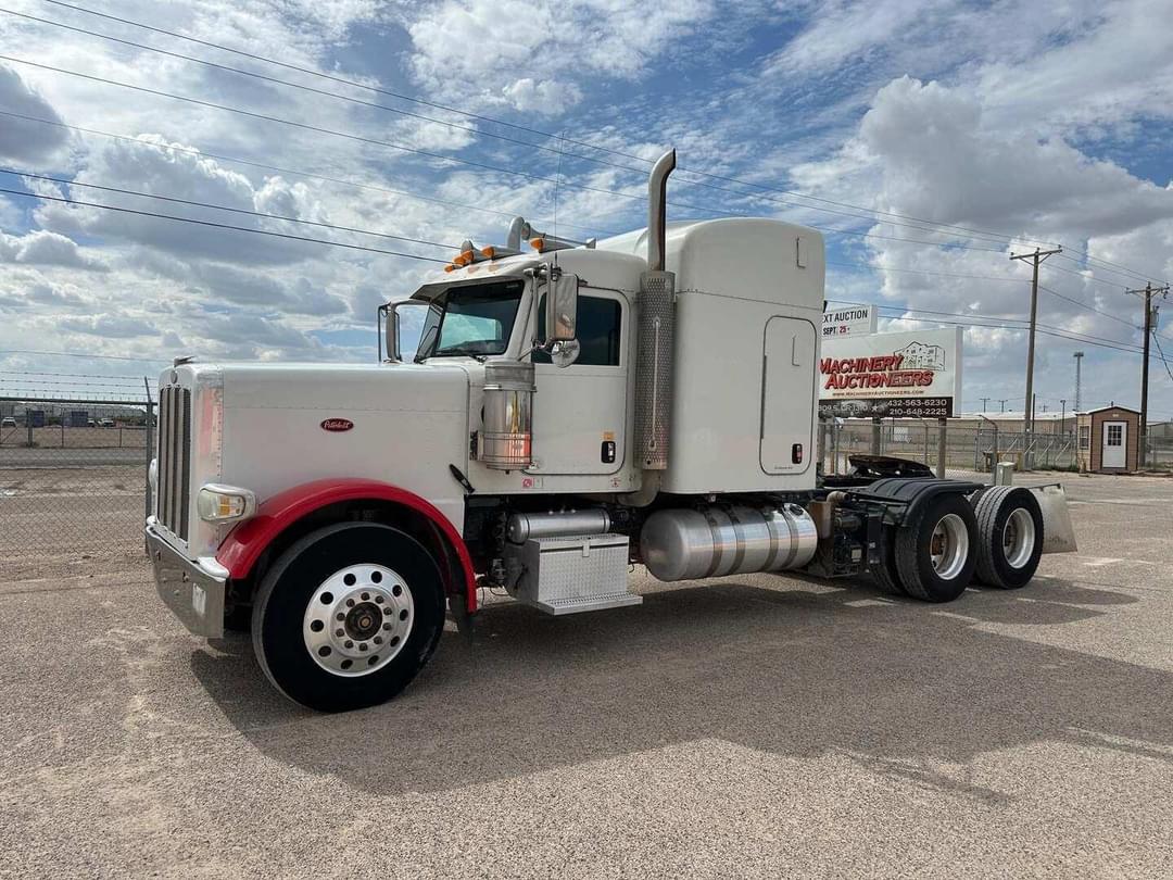Image of Peterbilt 389 Primary image