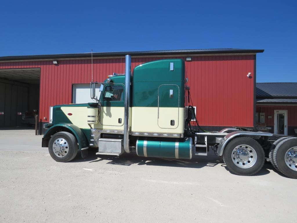 Image of Peterbilt 389 Primary image