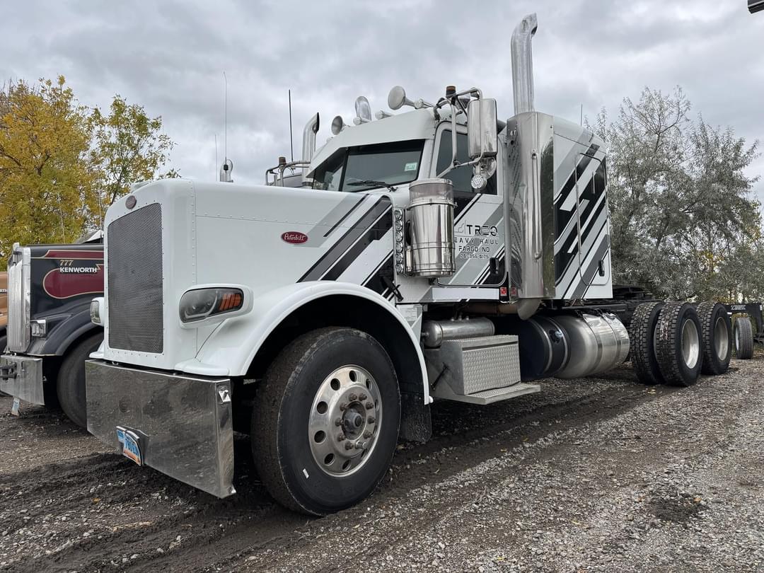 Image of Peterbilt 389 Image 0