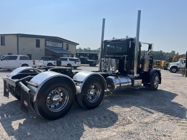Image of Peterbilt 389 equipment image 4