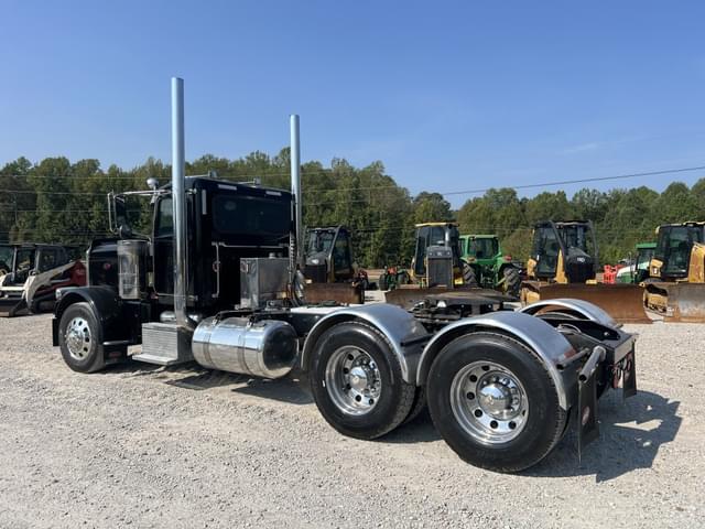 Image of Peterbilt 389 equipment image 2