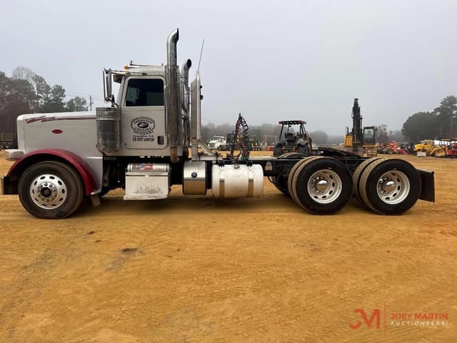 Image of Peterbilt 389 equipment image 4