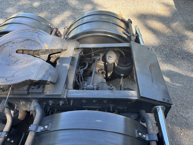 Image of Peterbilt 389 equipment image 4