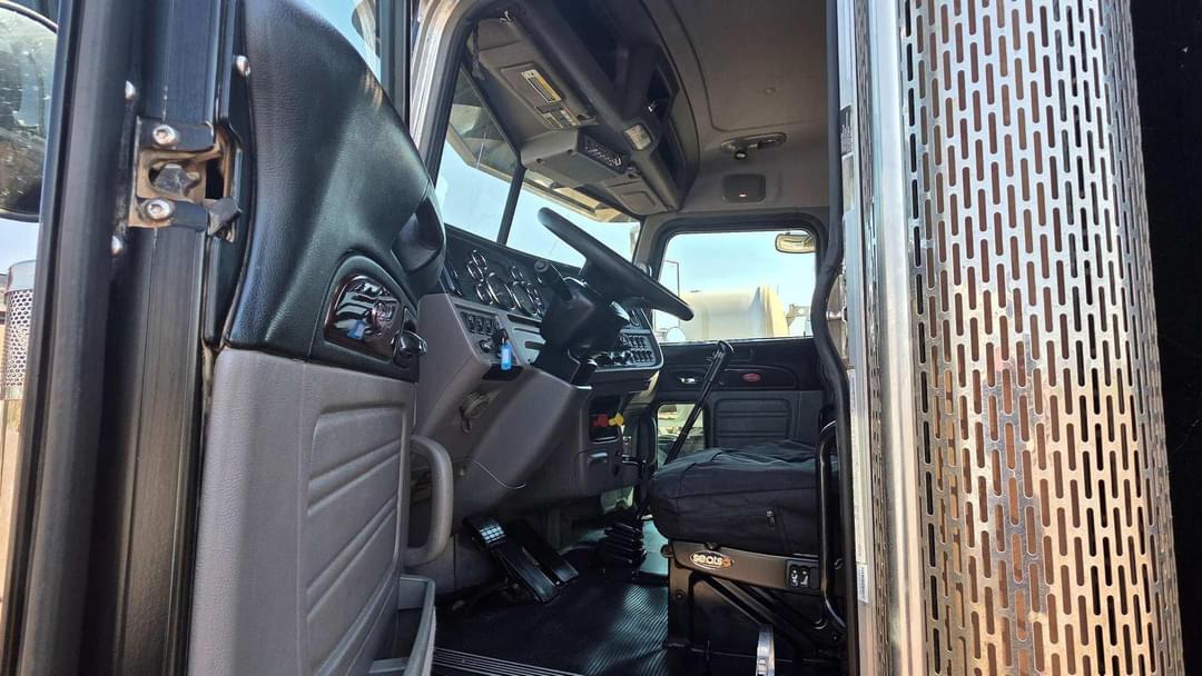 Image of Peterbilt 389 Primary image
